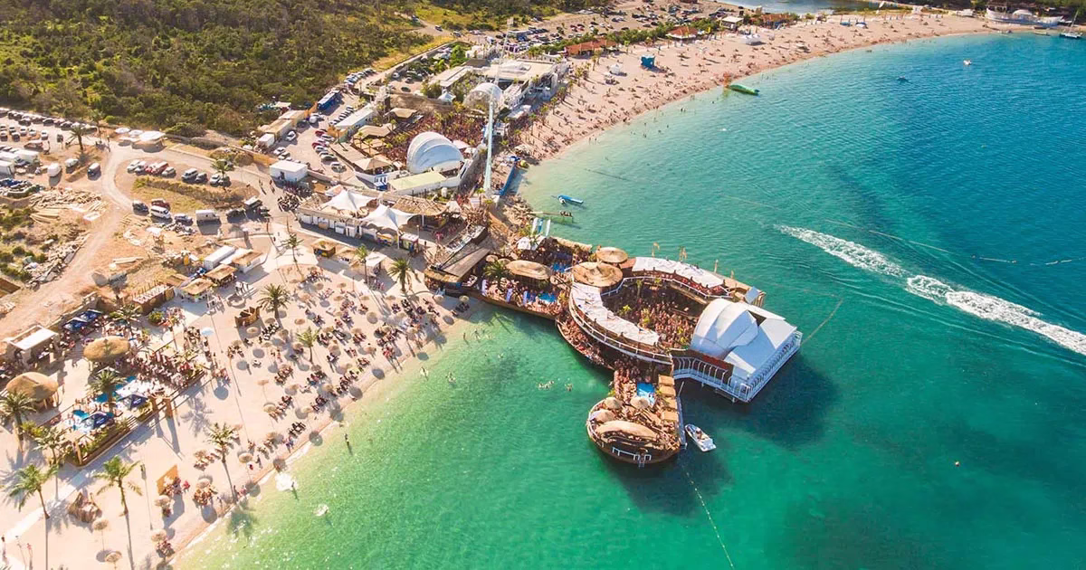 Plaża z barami i turystami